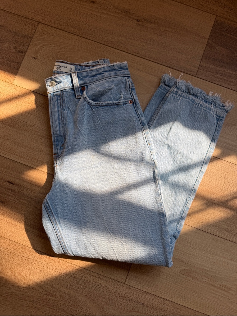 Abercrombie and Fitch Mom High Rise Jeans size 4R Lightwash